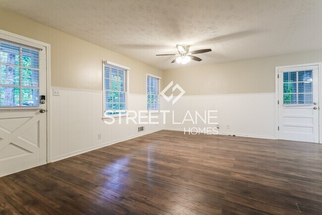 Building Photo - NOW OFFERING FIRST FULL MONTH FREE!