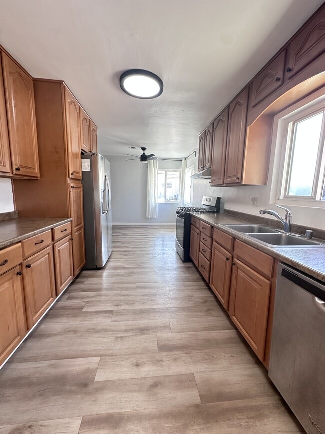 Building Photo - 1405 Skyline Dr