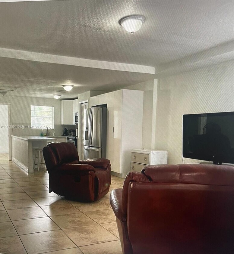 Foto del edificio - 744 NW 80th St
