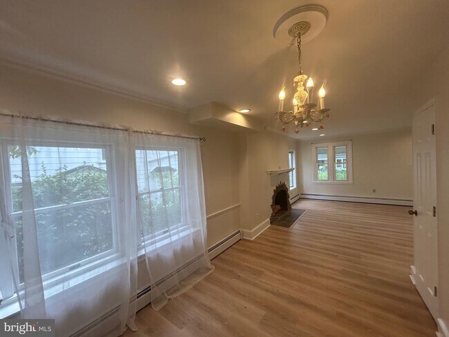 Building Photo - 243 Rockglen Rd