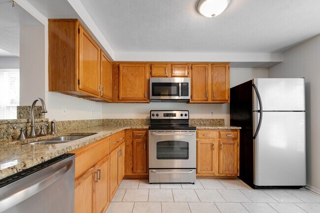 Building Photo - PRICE DROP on Wonderful End Unit Townhome ...