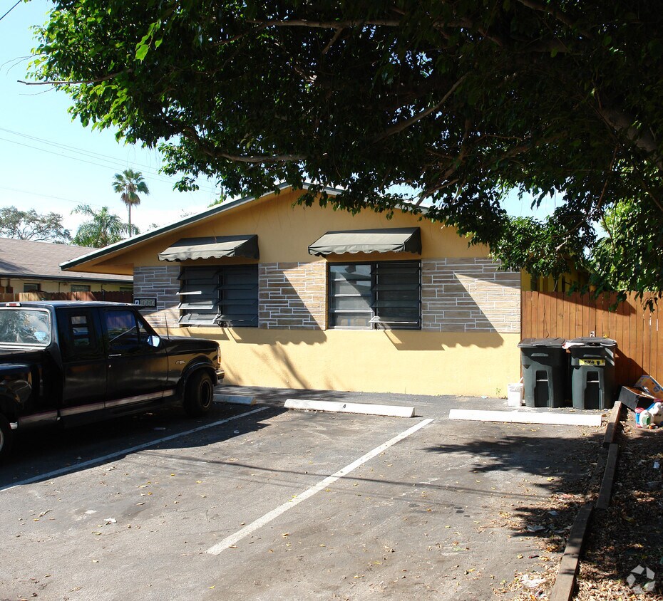 Primary Photo - 1105 NE 5th Ter