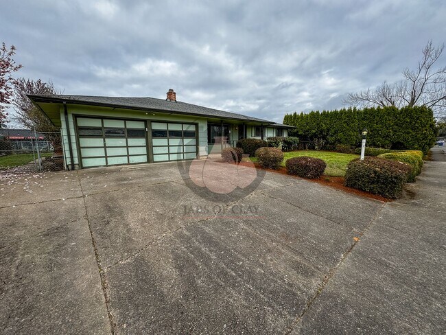 Building Photo - Beautifully Renovated Home -