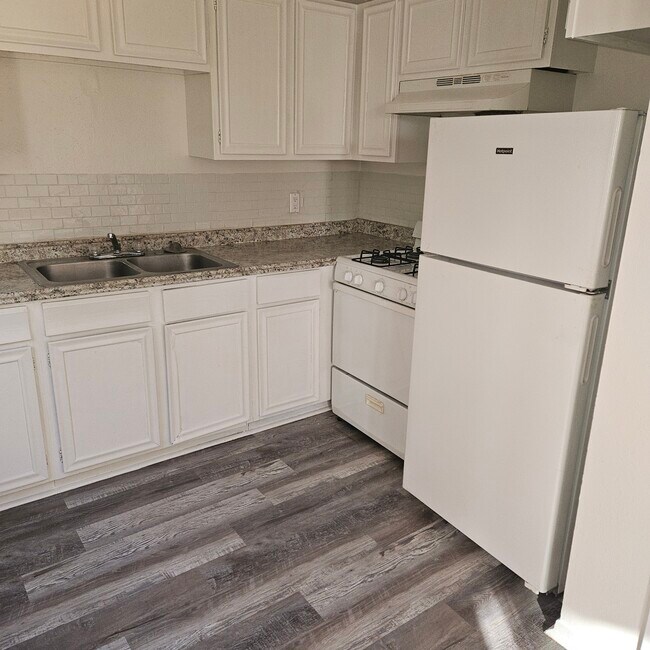 Cocina - 8809 Etiwanda Ave