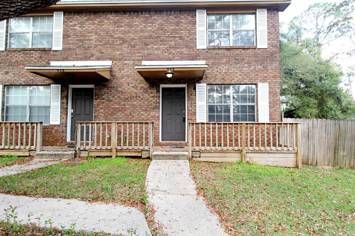 Foto principal - 2-story townhome in South Pensacola close ...
