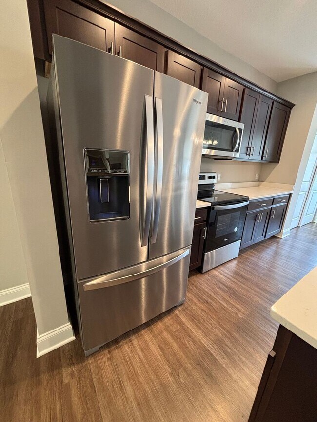 Foto del edificio - Stunning 3 Bed Townhome with 2 Car Garage in Washington!
