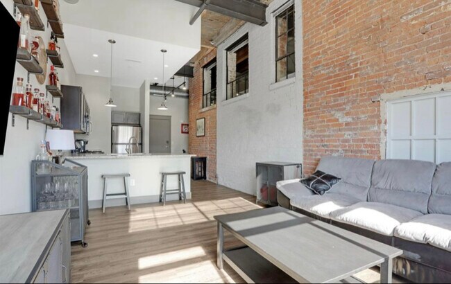 Foto del edificio - 570 S Front St