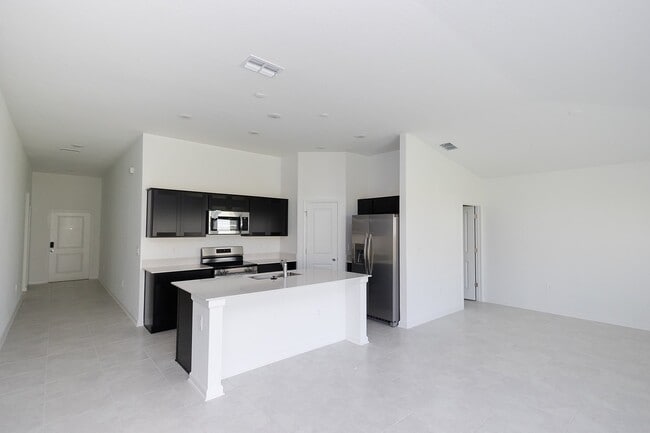 Building Photo - 248 Hayley St