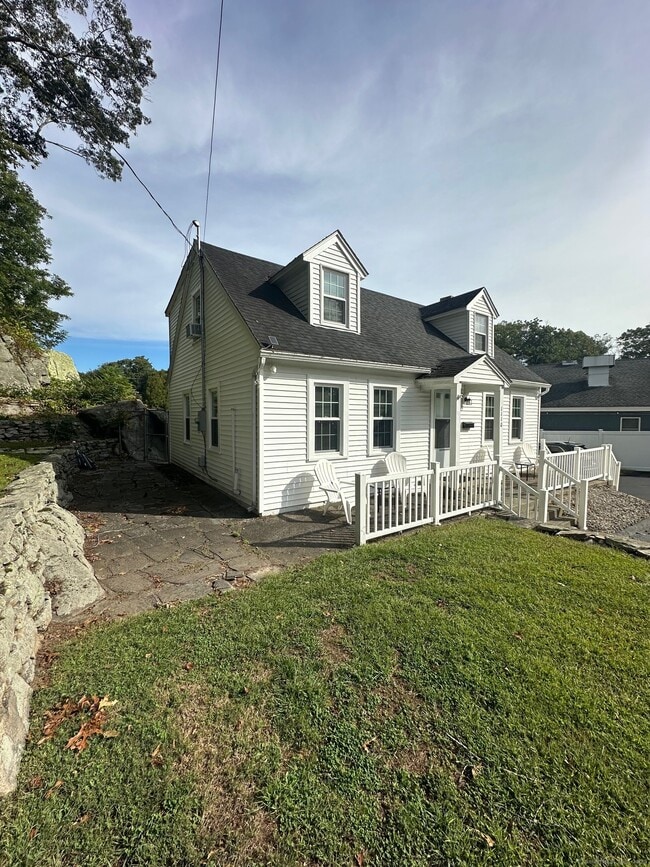 Building Photo - 1110 Poquonnock Rd