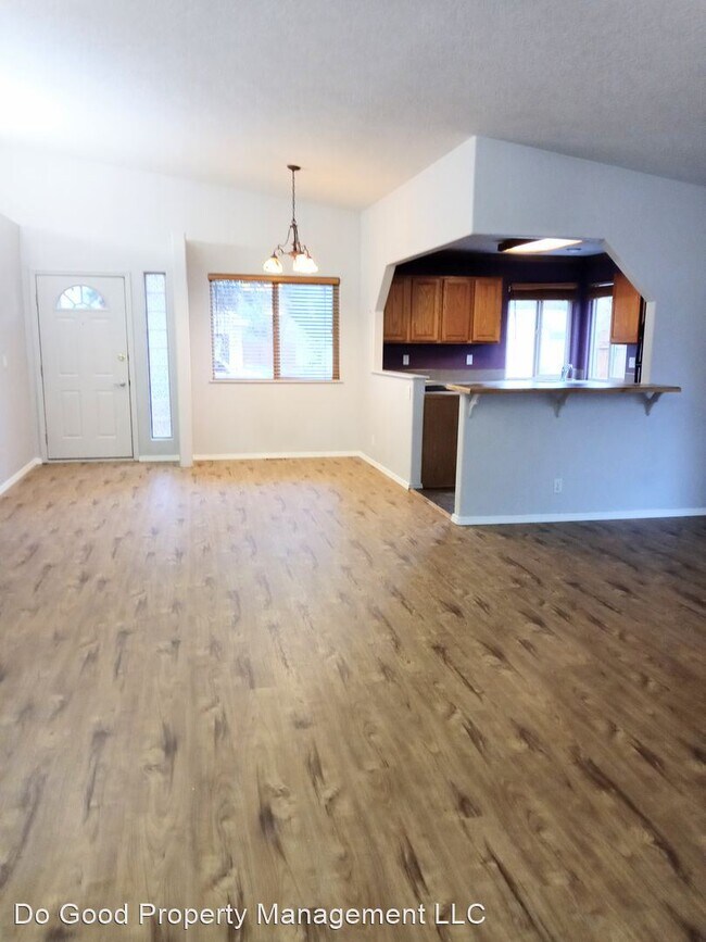Foto del edificio - 3 br, 2 bath House - 1681 E Laurelwood