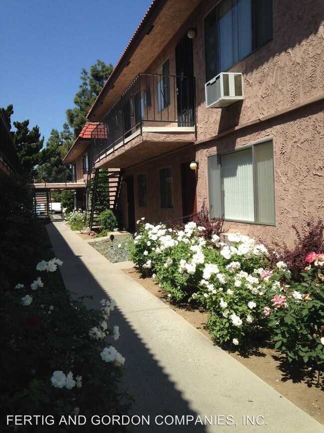 Building Photo - 5140-5140 N Glendora Ave