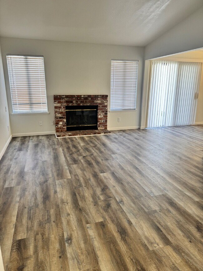 Foto del edificio - Welcome to this beautifully renovated 2-bedroom, 1.5-bathroom condo located in the highly desirab...