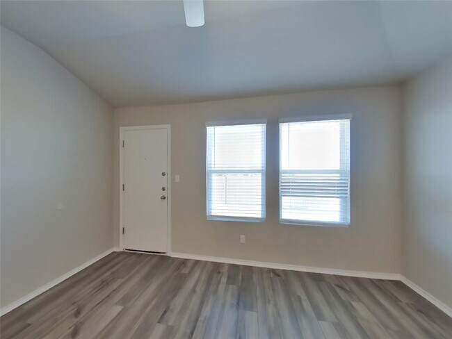 Building Photo - 5104 Saddle Clb Dr