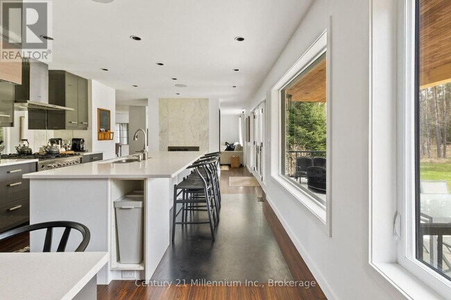 Photo du bâtiment - 9811-7137 Beachwood Rd