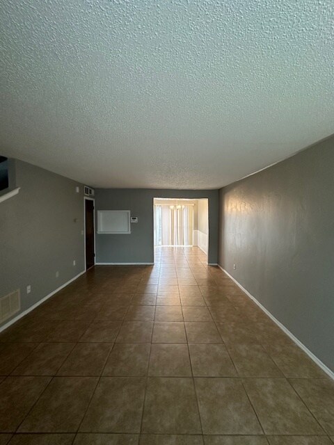Foto del edificio - 11429 N May Ave