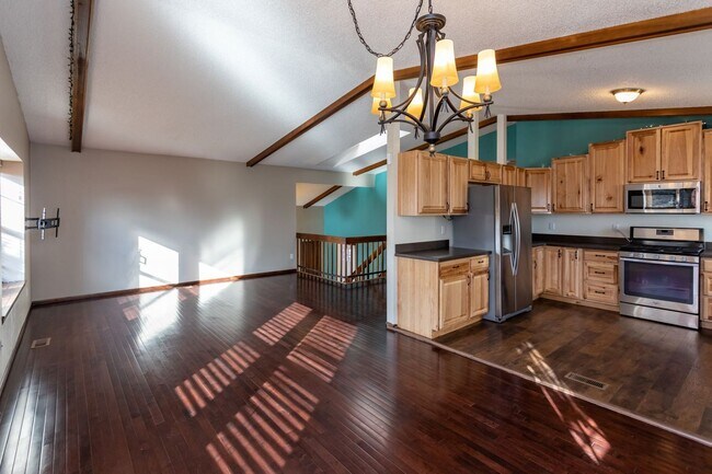 Building Photo - Charming Home in School District 20!