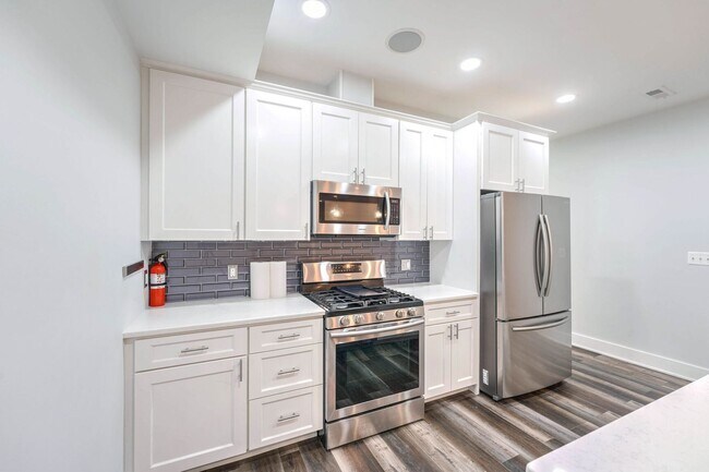 Foto del edificio - Sophisticated City Living: Spacious 2-BR, 2-BA Just 5 Blocks from Columbia Heights Metro!