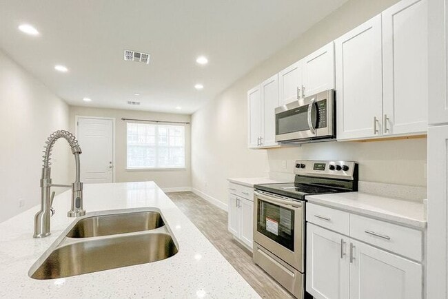 Building Photo - Townhome in Summer Flowers, Kissimmee
