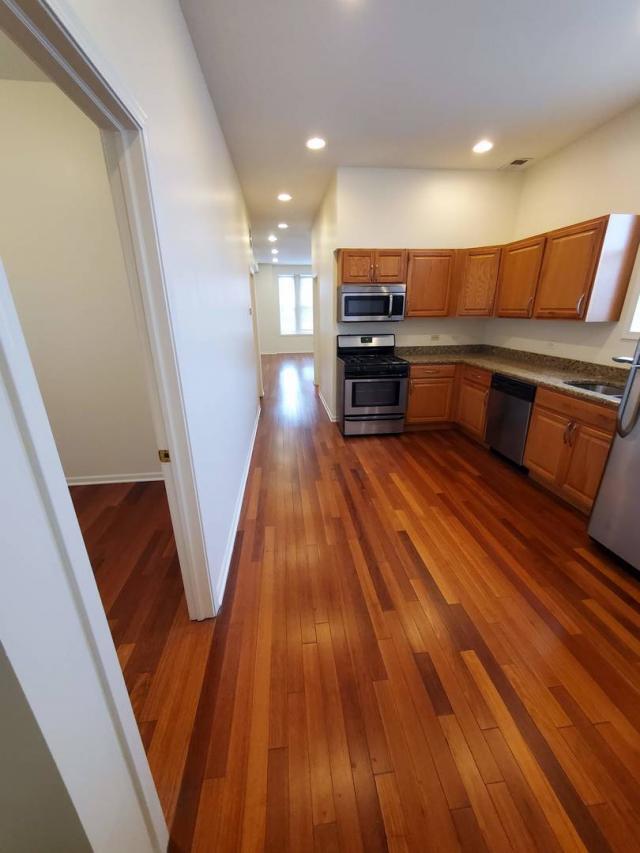 Building Photo - 5 bedroom in Chicago IL 60647
