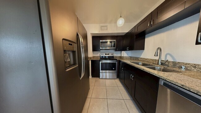 Foto del edificio - 1121 N Saturn Ave