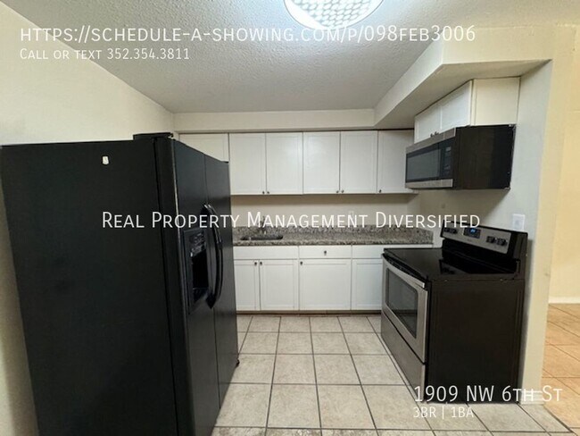 Foto del edificio - Desirable 3/1 Duplex