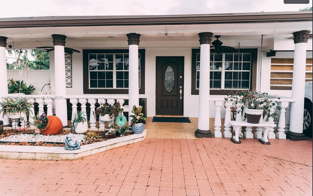 Foto principal - 240 NW 182nd Terrace