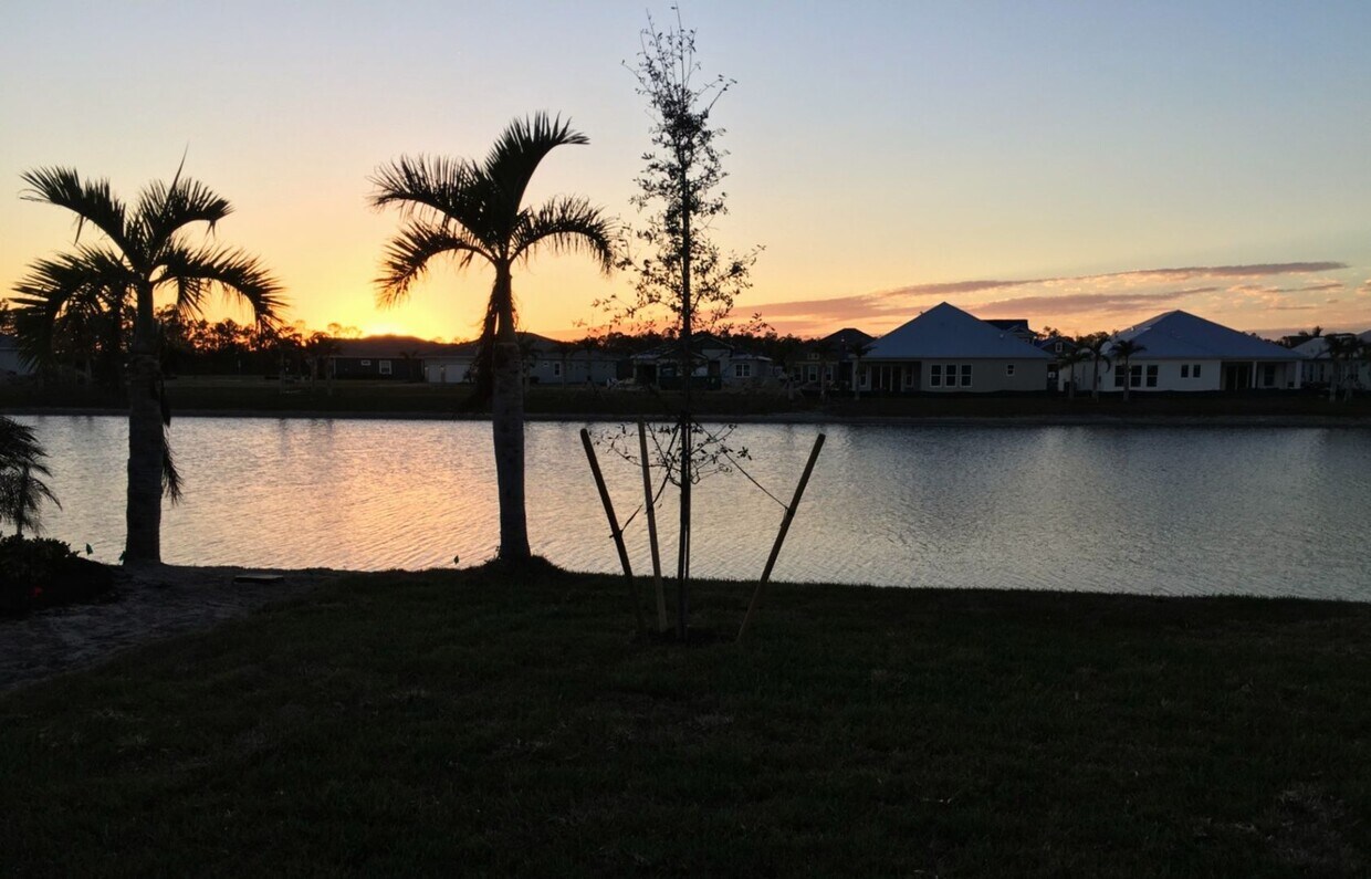 Building Photo - *LAKE VIEW* - Luxurious 3-Bedroom Home in ...