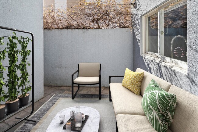Foto del edificio - Modern 3 Bedroom Townhouse with Prime Location on Kettner Boulevard in San Diego