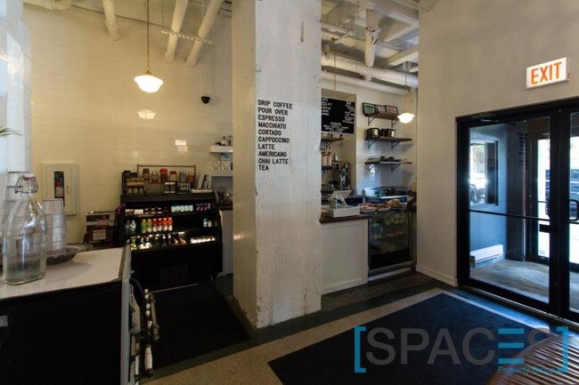 Building Photo - 1325 W Wilson Ave