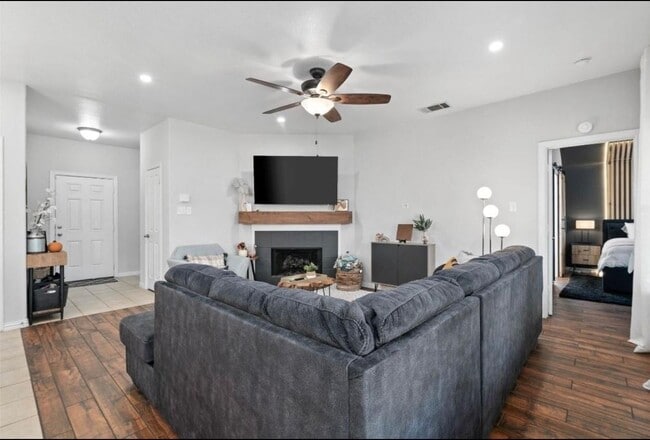 Building Photo - 2109 Castle Creek Dr