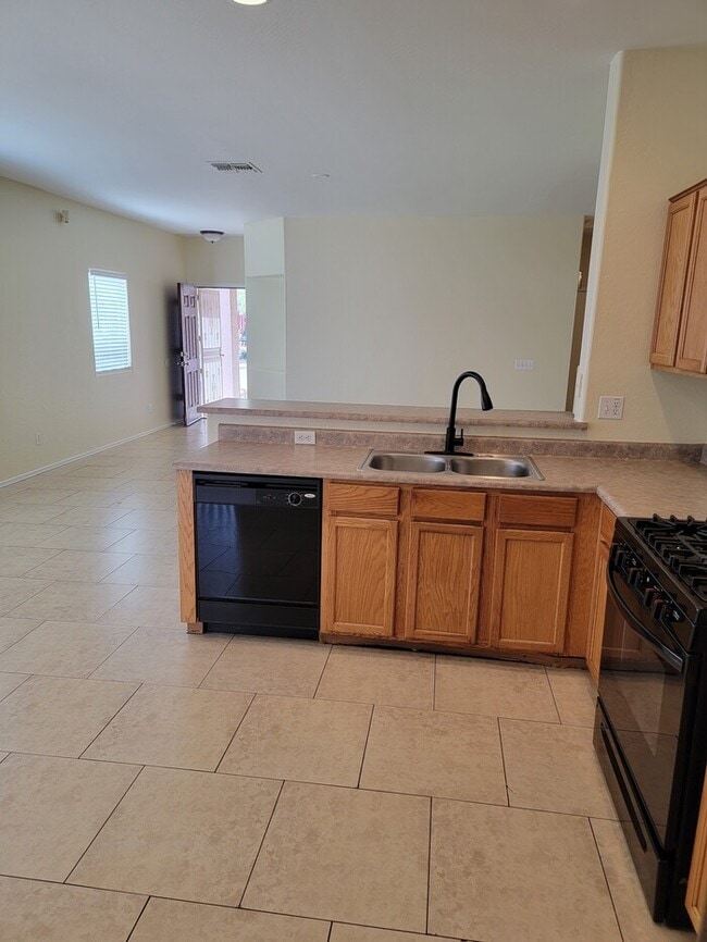 Building Photo - Fabulous 3-bedroom, 2-bathroom home For Re...