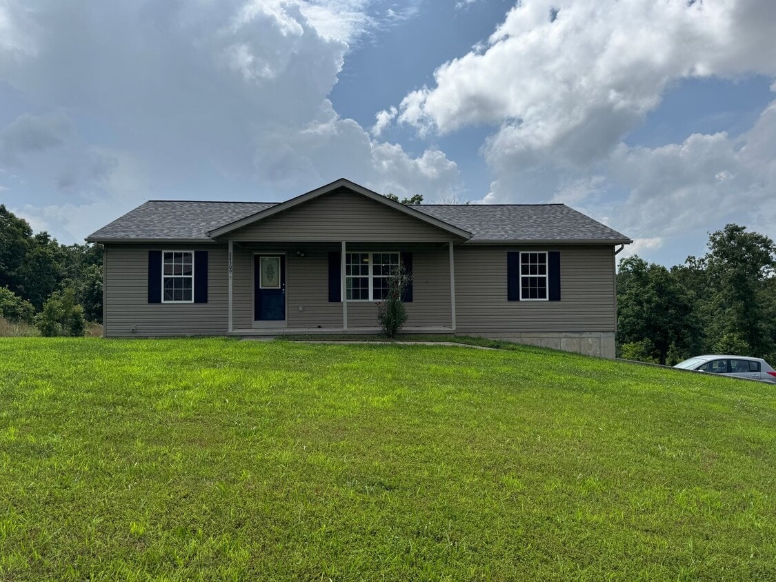 Foto principal - Beautiful 3 Bedroom, 2 Bathroom Home On Mi...