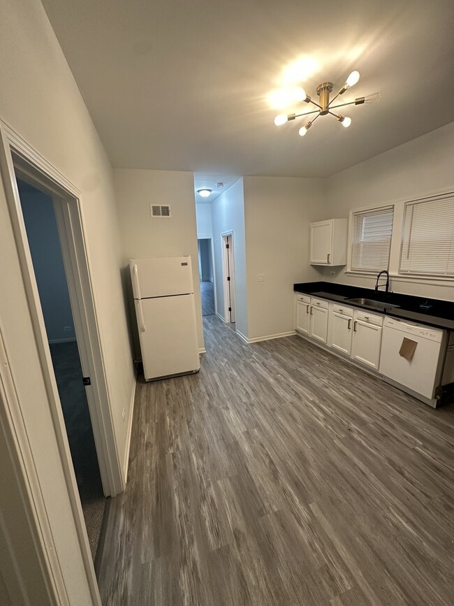 Building Photo - 3625 W Shakespeare Ave