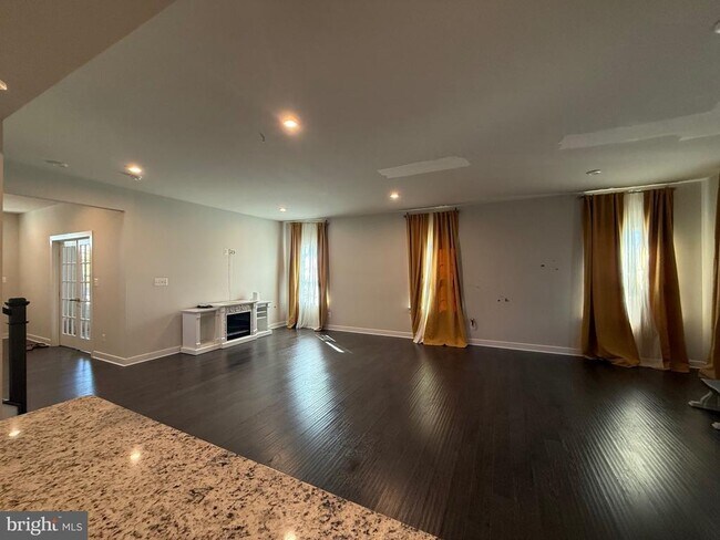 Foto del edificio - 440 Tree Of Heaven Way