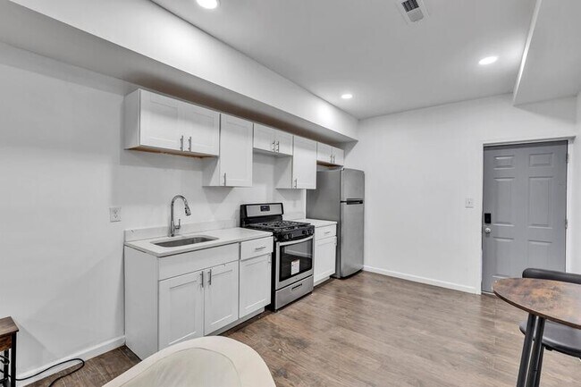 Building Photo - 328 S Highland Ave
