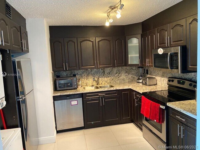 Building Photo - 1450 Brickell Bay Dr