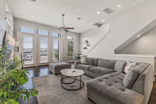 Building Photo - 2114 Sabine St