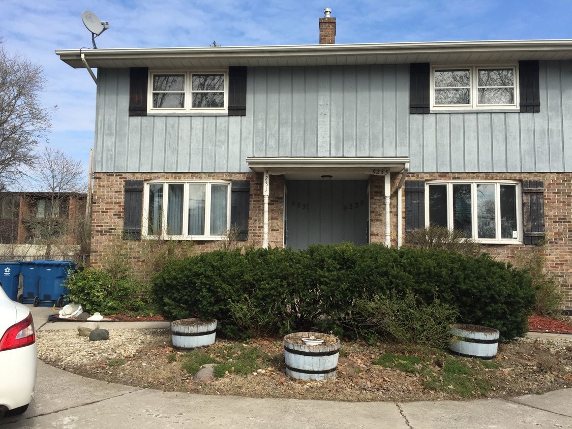 Primary Photo - 9325 Kennedy Ave