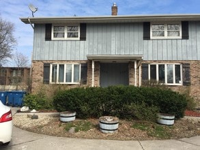 Building Photo - 9325 Kennedy Ave