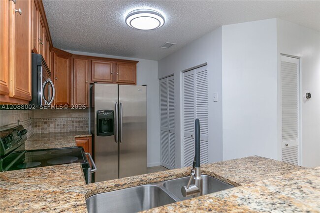Foto del edificio - 5741 Riverside Dr
