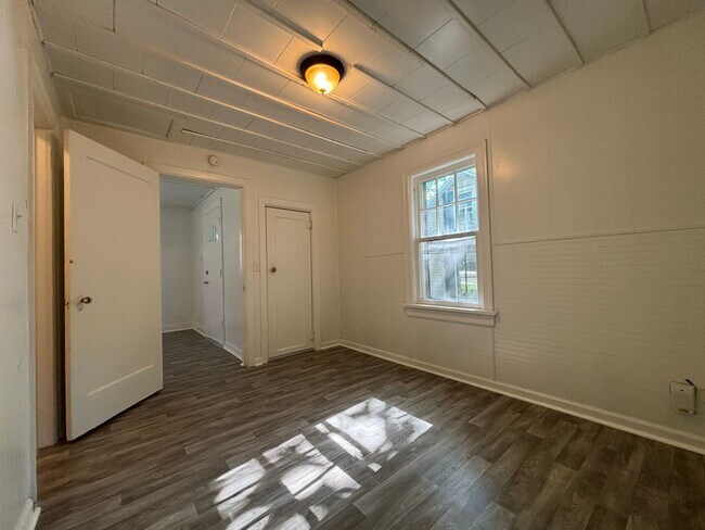 Building Photo - ADORABLE 2 BEDROOM 1 BATH HOME!