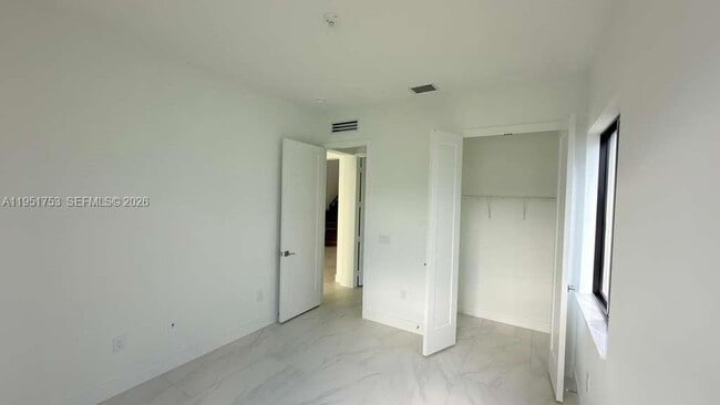 Building Photo - 19700 NE 14th Ave