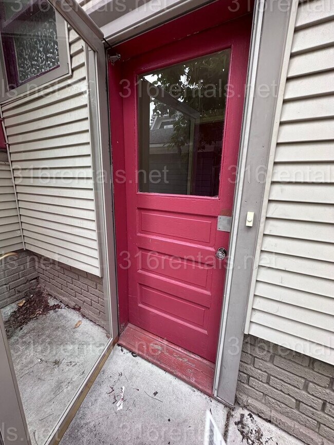 Building Photo - $825 - 3 bed 1 bath - Beautiful apartment ...