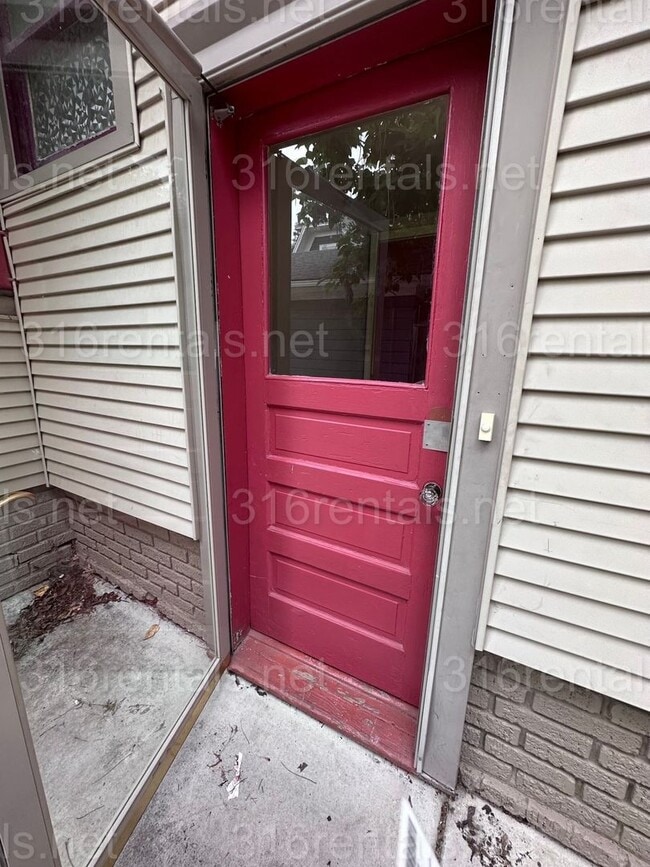 Building Photo - $875 - 3 bed 1 bath - Beautiful apartment ...