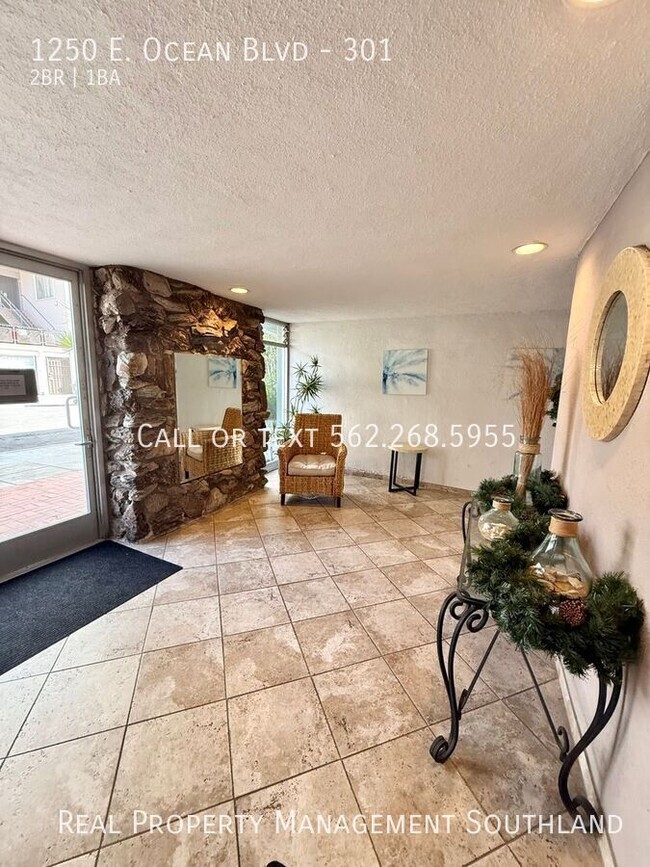 Building Photo - Two Bedroom Condo with Parking on the Beach!