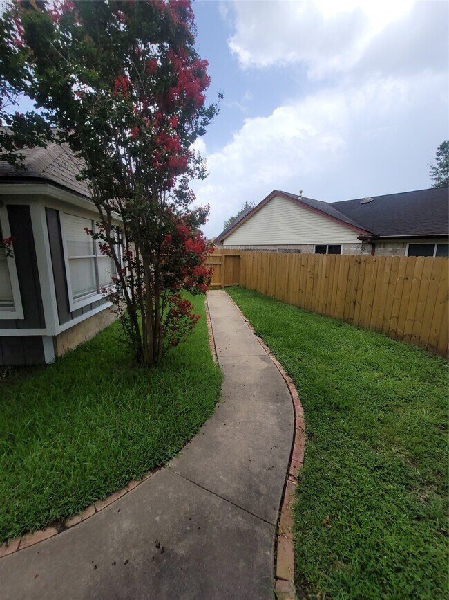 Foto del edificio - 6607 Readsland Ln