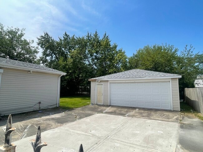 Building Photo - 17306 Apple Tree Dr