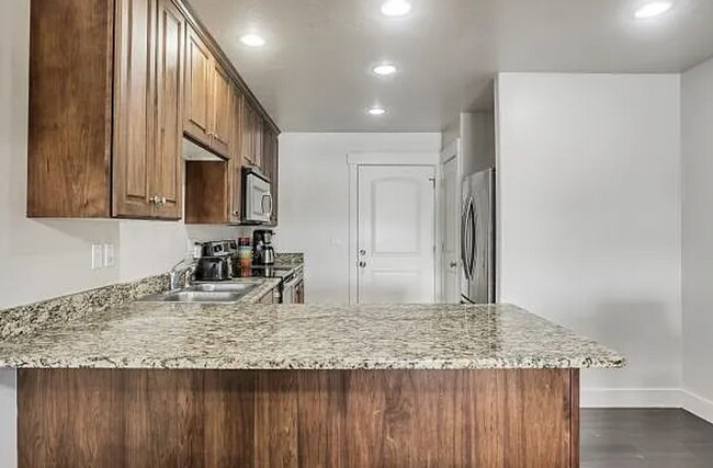 Foto del edificio - 5 Bedroom Home with Fully Fenced back yard