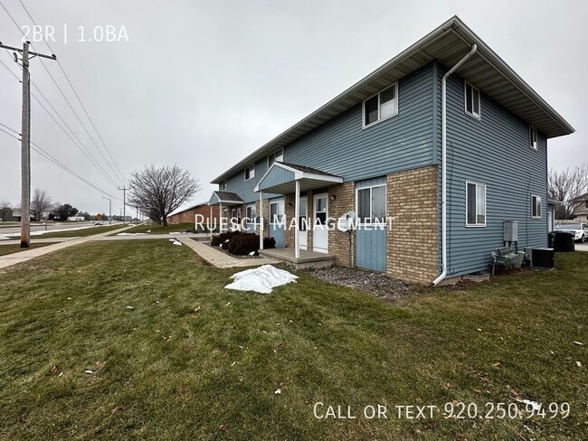 Building Photo - Recently Renovated 2 Bedroom 1 Bath Townho...