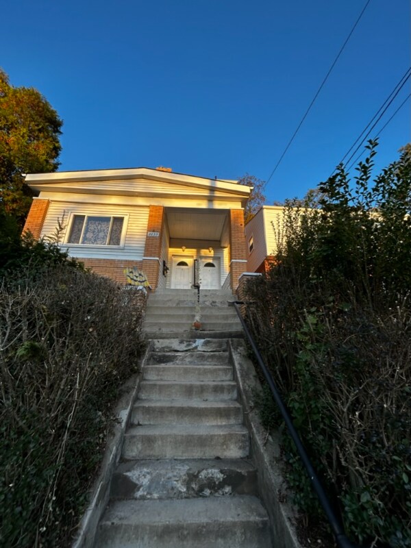 Building Photo - 2035 Lucina Ave